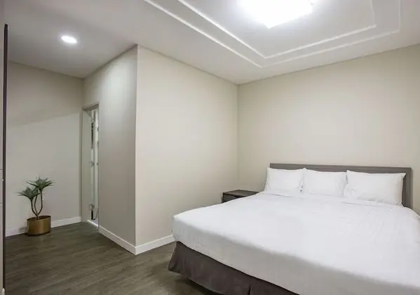 2 Bedrooms Suite 1 King & 2 Singles, Apartment