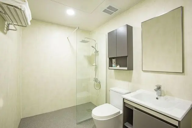 2 Bedrooms Suite 1 King & 2 Singles, Apartment