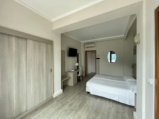 Tek Büyük Yataklı Oda, Balkon, Göl Manzaralı