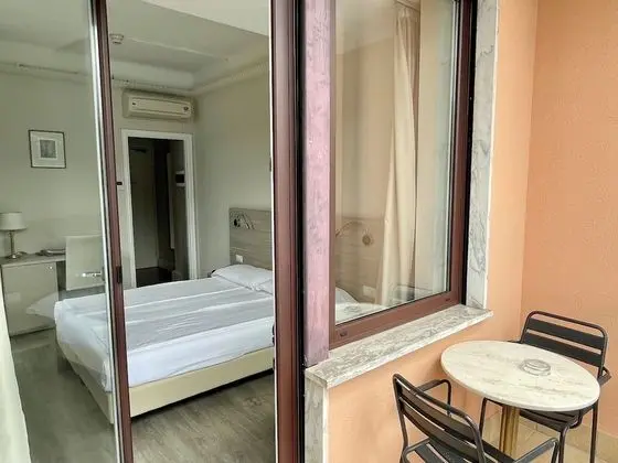 Tek Büyük Yataklı Oda, Balkon, Göl Manzaralı