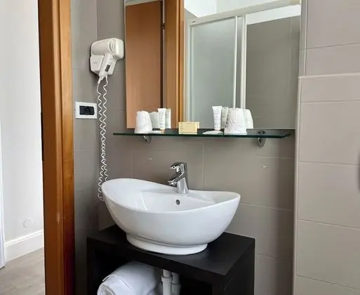 Tek Büyük Yataklı Oda, Balkon, Göl Manzaralı