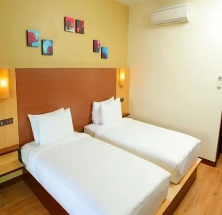 Superior Oda, Balkon, Havuz Manzaralı