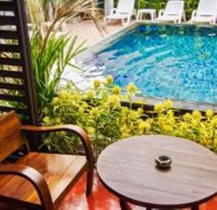 Superior Oda, Balkon, Havuz Manzaralı