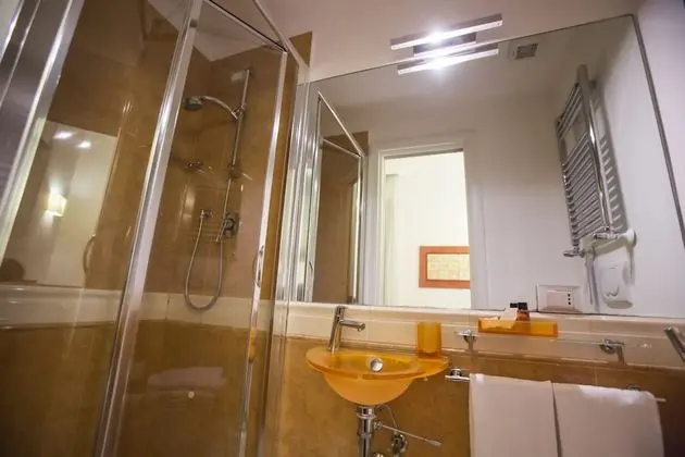 Büyük Yataklı Tek Kişilik Oda