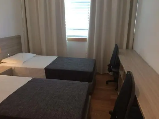 İki Ayrı Yataklı Oda, Ortak Banyo