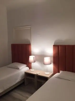 İki Ayrı Yataklı Oda, Ortak Banyo