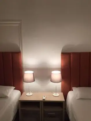 İki Ayrı Yataklı Oda, Ortak Banyo