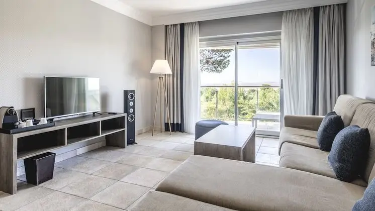Suite (2 Adults + 2 children)