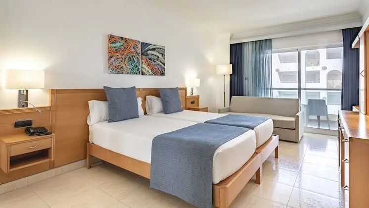 Tek Büyük Yataklı Oda, Havuz Manzaralı (3 Adults)
