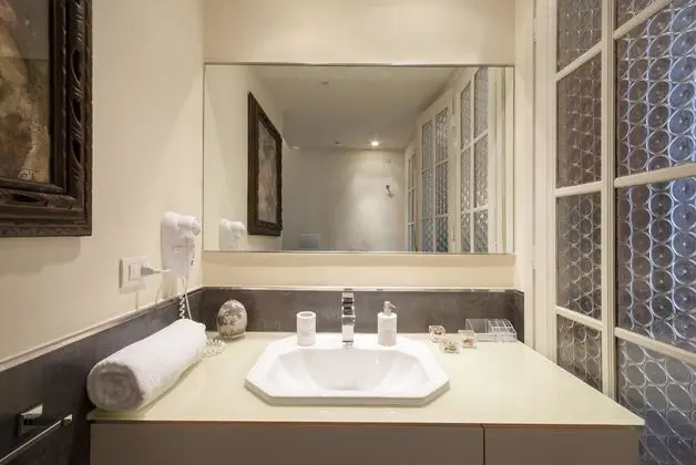 Deluxe Tek Büyük veya İki Ayrı Yataklı Oda, Balkon (Via Tagliamento, 14)