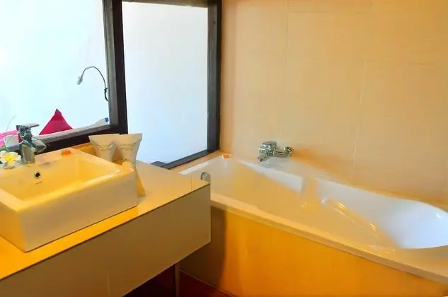 Deluxe Tek Büyük Yataklı Oda, 1 Çift Kişilik Yatak, Okyanus Manzaralı, Plaj Kenarı
