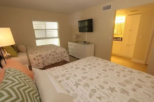 Condo, 2 Bedroom, Beachside