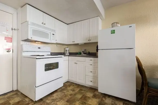 Studio 1 bathroom condo
