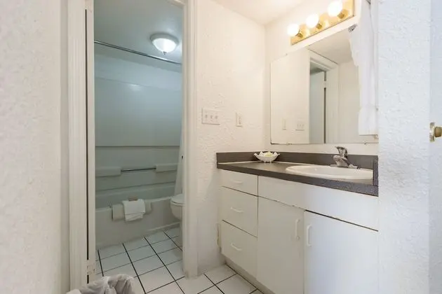 Studio 1 bathroom condo