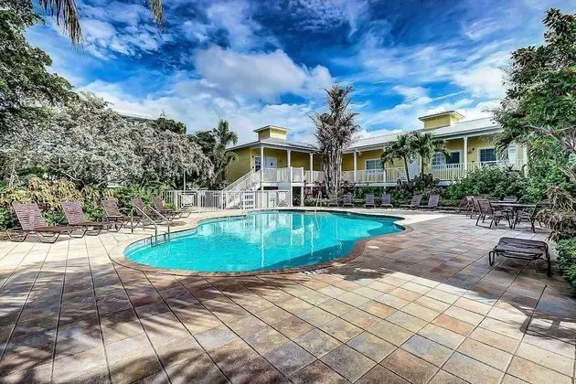Daire (Beach Club at Siesta Key Poolside D)