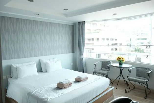Deluxe Tek Büyük Yataklı Oda (Side Sea View)