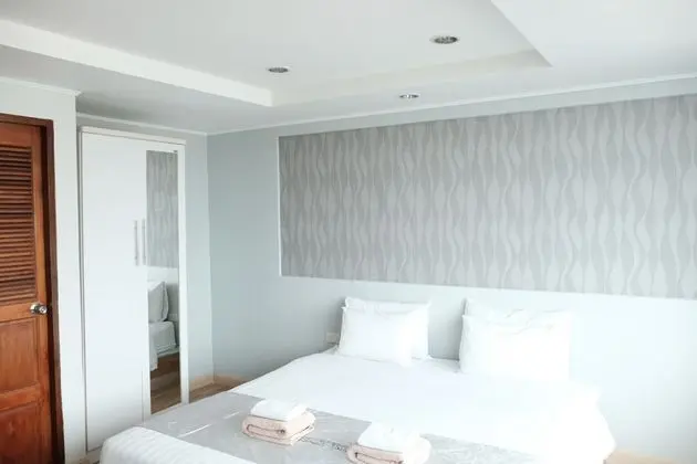 Deluxe Tek Büyük Yataklı Oda (Side Sea View)
