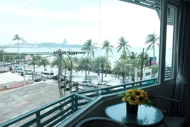 Deluxe Tek Büyük Yataklı Oda (Side Sea View)