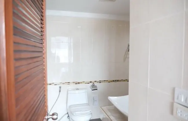 Deluxe Tek Büyük Yataklı Oda (Side Sea View)