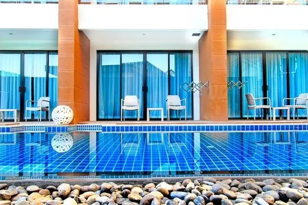 Deluxe Pool Access