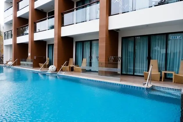 Deluxe Pool Access