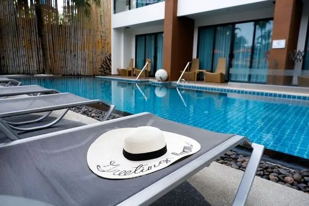 Deluxe Pool Access
