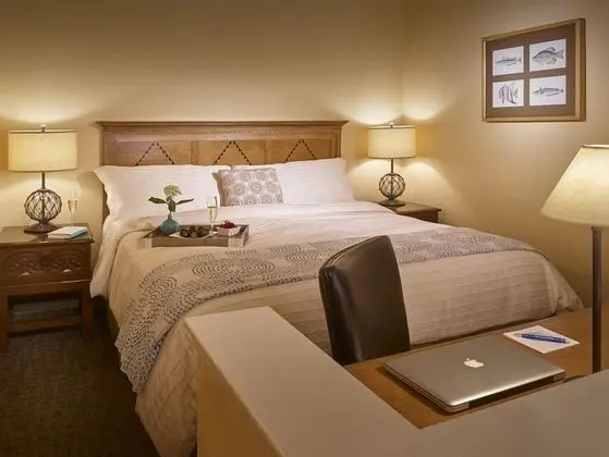 Suite, 1 King Bed with Sofabed, Partial Ocean View