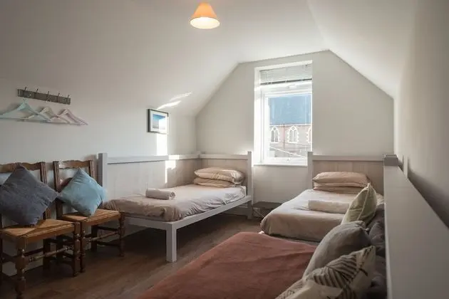 Üç Kişilik Oda, Avlu Manzaralı (Private Room 6)