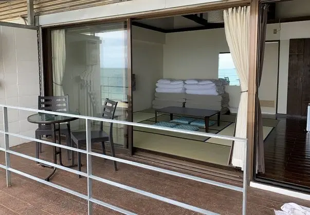 Dört Kişilik Oda, Sigara İçilmez, Deniz Manzaralı