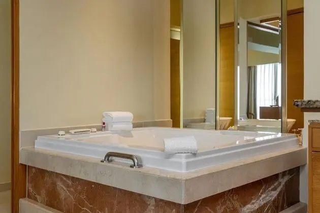 Superior Honeymoon Suite Ocean View - King Size Bed