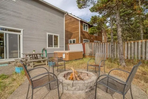Ev, Birden Çok Yatak (Beach Pine House)