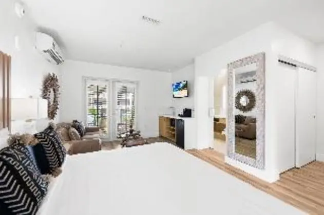 JUNIOR SUITE