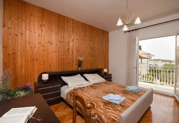 Family Apart Daire, Birden Çok Yatak, 2 Banyolu, Bahçeli (Beachfront Apartment Gaj 6)