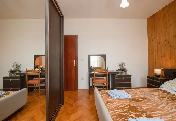 Family Apart Daire, Birden Çok Yatak, 2 Banyolu, Bahçeli (Beachfront Apartment Gaj 6)