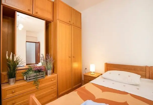 Family Apart Daire, Birden Çok Yatak, 2 Banyolu, Bahçeli (Beachfront Apartment Gaj 6)