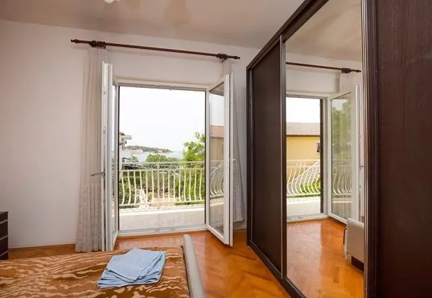 Family Apart Daire, Birden Çok Yatak, 2 Banyolu, Bahçeli (Beachfront Apartment Gaj 6)