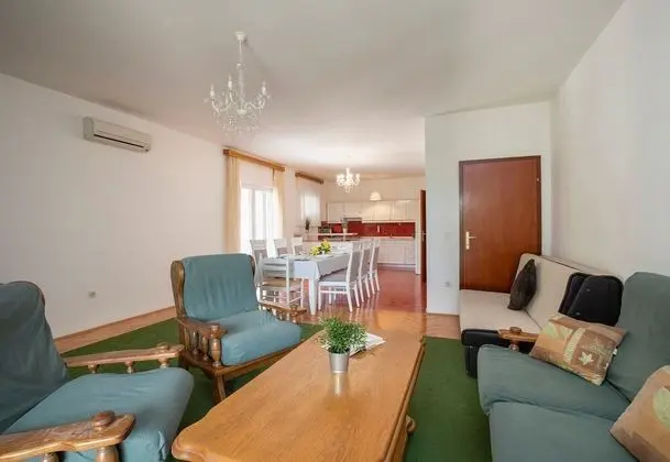 Family Apart Daire, Birden Çok Yatak, 2 Banyolu, Bahçeli (Beachfront Apartment Gaj 6)