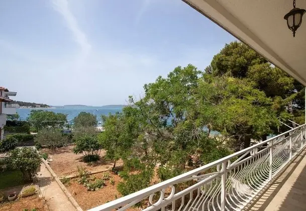 Family Apart Daire, Birden Çok Yatak, 2 Banyolu, Bahçeli (Beachfront Apartment Gaj 6)