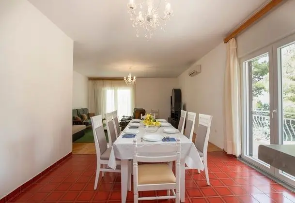 Family Apart Daire, Birden Çok Yatak, 2 Banyolu, Bahçeli (Beachfront Apartment Gaj 6)