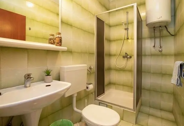 Family Apart Daire, Birden Çok Yatak, 2 Banyolu, Bahçeli (Beachfront Apartment Gaj 6)