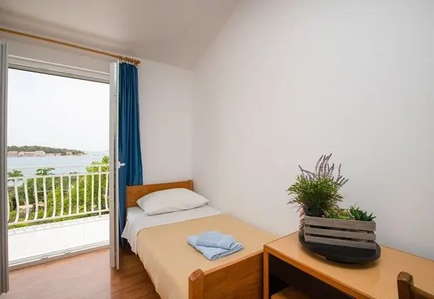 Family Apart Daire, Birden Çok Yatak, Bahçeli (Beachfront Apartment Gaj 8)