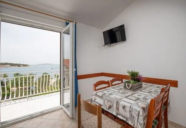 Family Apart Daire, Birden Çok Yatak, Bahçeli (Beachfront Apartment Gaj 8)