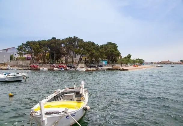 Family Apart Daire, Birden Çok Yatak, Bahçeli (Beachfront Apartment Gaj 9)