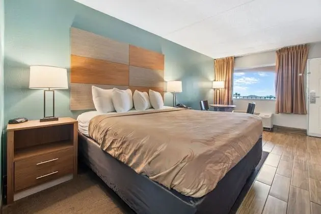 King Room with Partial Sea View