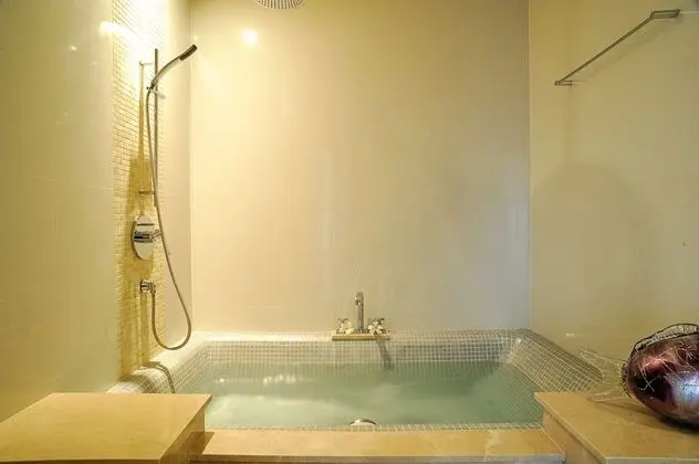 1 Bedroom White Coral Suite