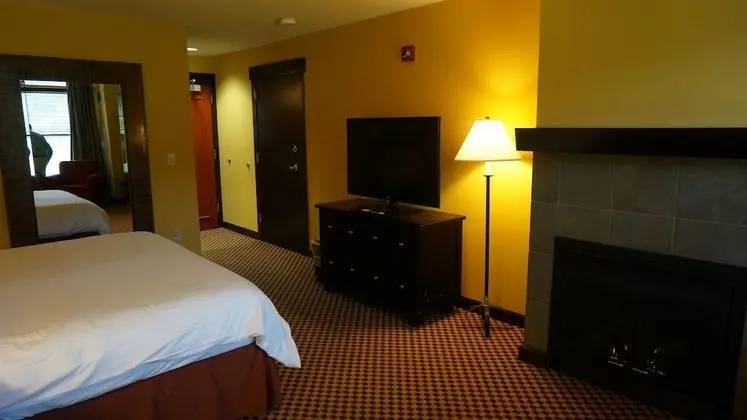 Mountain View Queen Guestroom ADA
