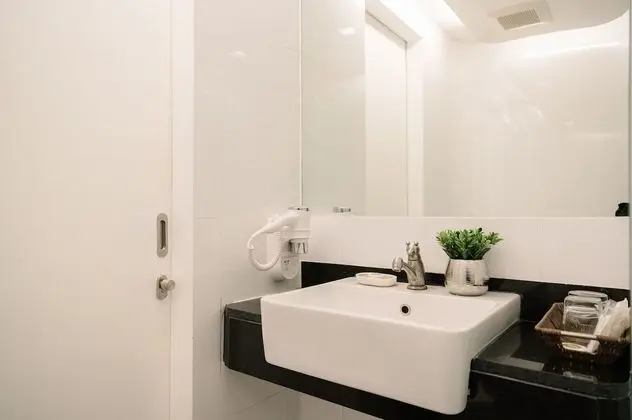 Deluxe King Room with Ensuite Bathroom