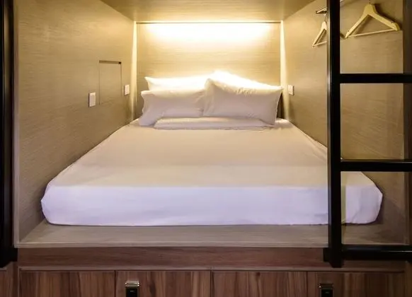 Queen Bed in Mixed Room, River View