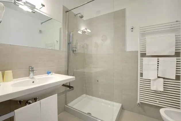 Tek Büyük veya İki Ayrı Yataklı Oda, Göl Manzaralı