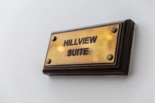 Family Süit (Hillview)